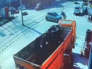 Motosiklet Otomobil İle Çarpıştı, O Anlar Kamerada