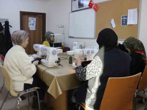 Kadın Kursiyerler, Deprem Bölgesindeki Çocuklar İçin Eşofman Takımı Üretiyor