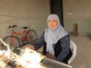1988 Model Örgü Makinesi İle Depremzedelere Bere Dikiyor
