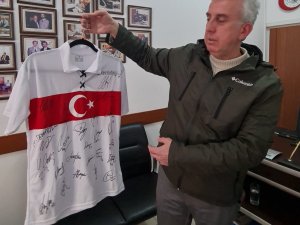 İ̇mzalı Milli Takım Formasını Depremzedeler İçin Satacak