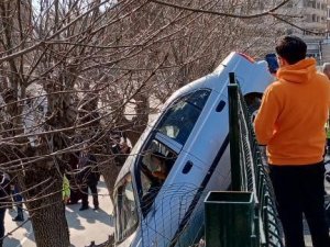 Okul Bahçesine Düşen Araç Bir Kişiyi Yaraladı