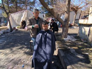 Malatyalı Depremzede Berberden Ücretsiz Tıraş