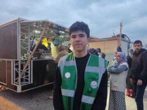 Depremden Kurtulan Muhammed, Gönüllü Olarak Depremzedelere Yardım Ediyor