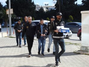 Çeşme’de Sahte Kimlikle Arsa Satmaya Çalışan 2 Kişiye Suçüstü