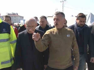 Kemal Kılıçdaroğlu Kocaeli Belediyesi’nin Kurduğu Çadır Kenti Ziyaret Etti