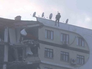 Enkazdaki Kedi İçin Helikopter Kaldırıldı