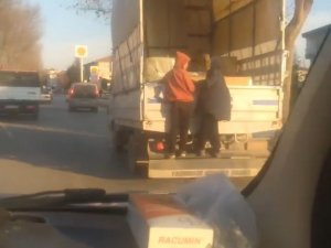 Kamyonet Arkasına Asılan Çocukların Tehlikeli Yolcuğu Kamerada