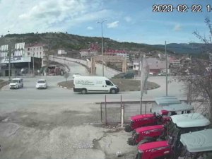 Facianın Eşiğinden Dönülen Kaza Güvenlik Kamerasına Yansıdı