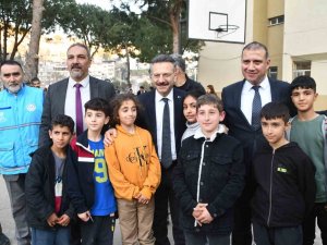 Vali Aksoy, Söke’de Konuk Edilen Depremzedeler İle Görüştü