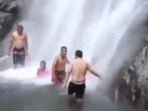 Şelaleye Giren Ailenin Üzerine Ağaç Düştü: 1 Ölü, 4 Yaralı