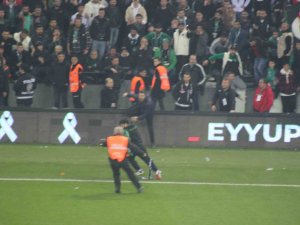 Sahaya Atlayıp Kocaelispor Tribününe Sakaryaspor Atkısı Açınca Ortalık Karıştı