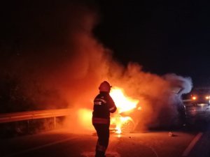 Kaza Yapan Araç Alev Topuna Döndü