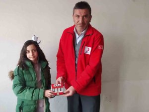 Hisarcık’ta İlkokul Öğrencisi Erva, Kumbarasındaki Harçlıklarını Depremzedelere Bağışladı