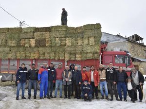 Bayburtlu Çiftçilerin Deprem Bölgesine Yem Desteği Devam Ediyor