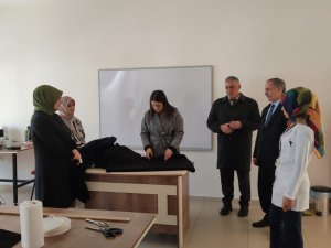 Depremzedeler İçin Battaniye Ve Pijama Dikiyorlar