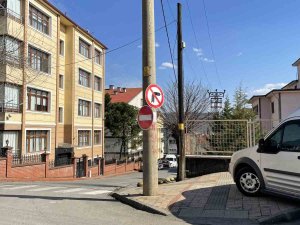 Tek Yönlü Ters Şeride Giren Sürücüler Kazaya Davetiye Çıkardı