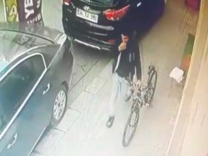 Bisikleti Kimseye Aldırış Etmeden Çaldı