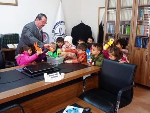 Altıntaş’ta Kur’an Kursu Öğrencileri Harçlıklarını Depremzedelere Bağışladı