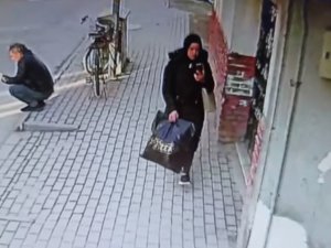 Yardım Görevlisinin Çantasını Çalan Kadın Kameraya Yansıdı