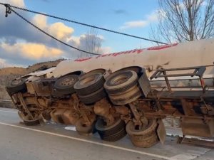 Kastamonu’da Yakıt Tankeri Devrildi, Yol Trafiğe Kapandı