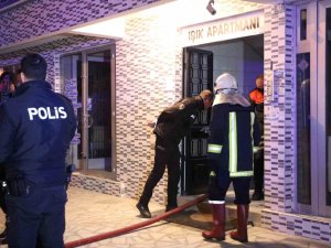 Afyonkarahisar’da Bir Apartmanda Yangın Çıktı, 3 Kişi Dumandan Etkilendi