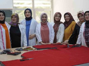Keçmek’te Depremzedeler İçin Kıyafet Üretiliyor