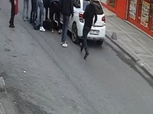 Geri Geri Giderken Yolun Karşısına Geçmeye Çalışan Kadına Çarptı