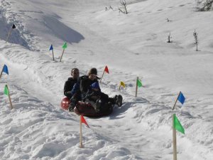 Köylülerin Kayak Pisti Tatilcilerin İlgi Odağı Oluyor