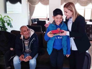 Depremzede Buğra’ya Milletvekili Gökcan’dan Sürpriz Doğum Günü Pastası