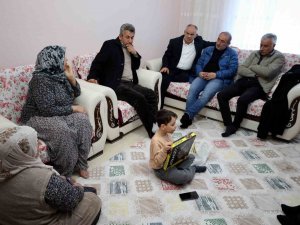 Başkan Öztürk Depremzede Aileleri Ziyaret Etti