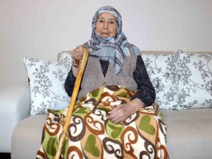 90 Yaşındaki Zehra Nine Evinin Kapılarını Depremzede Aileye Açtı