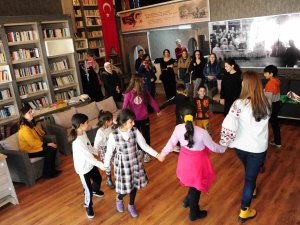 Depremzede Çocuklara Psikolog Eşliğinde Etkinlik