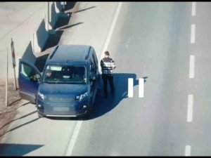 Ceza Yememek İçin Direksiyonda Yer Değiştirdiler, Ama Drondan Kaçamadılar