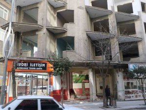 Elazığ’da Ağır Hasarlı Binalara ‘Naylon Şeritli’ Önlem
