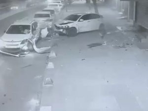 Sultangazi’de Çarptığı Aracı Kaldırıma Fırlatıp Onun Yerine Park Etti