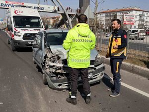 Aksaray’da Otomobil Kamyonete Arkadan Çarptı: 3 Yaralı