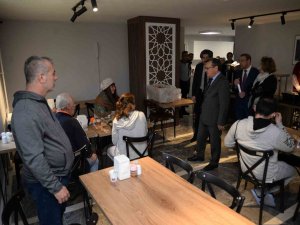 Üniversite Konukevi’nde Kalan Depremzede Ailelere Moral Ziyareti
