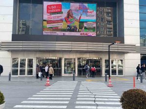 Kayseri Park’ın Önündeki Asfalt Depremde Yarıldı İddiası