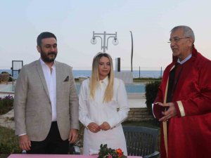 Depremzede Çift Mersin’de Dünya Evine Girdi