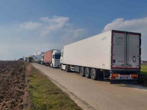 Balkanlardan Akın Akın Deprem İçin Geliyorlar: Yollarda Tır Kuyrukları