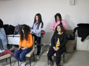 Depremzede Kadın Ve Çocuklara Ücretsiz Saç Kesimi Ve Cilt Bakımı Hizmeti^