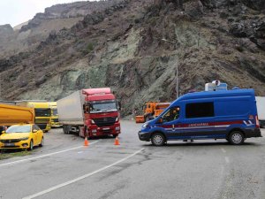 Vali Heyelan Bölgesinde Açıklama Yaparken 2. Kez Heyelan Meydan Geldi