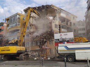 Küçükçekmece’de Mahkeme Süreci Biten Sitenin Yıkımına Başlandı