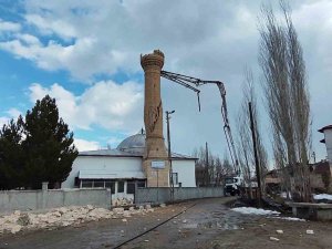 Depremde Zarar Gören Minare Kontrollü Olarak Yıkıldı