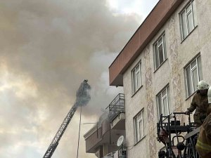 Üsküdar’da 5 Katlı Binada Çıkan Yangın 2 Binaya Daha Sirayet Etti