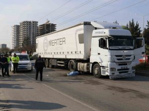 Yolun Karşısına Geçmek İsterken Tırın Altında Kalan Kişi Öldü