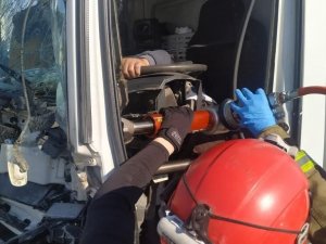 Bandırma’da Kamyonet Tıra Arkadan Çarptı