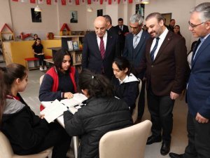 Keçiören Belediyesi’nden Kitap Ve Laboratuvar Ekipmanı Desteği