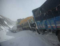 Erzurum-Bayburt yolunda yüzlerce kişi mahsur!