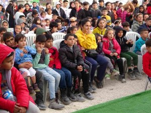 Depremzede Çocuklar Çadır Kentlerde Böyle Eğleniyor